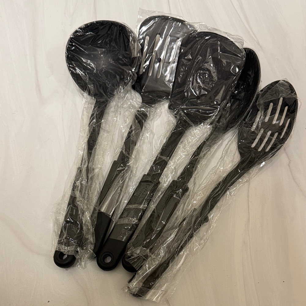 NWT Black Kitchen Utensil Set of 5 pieces